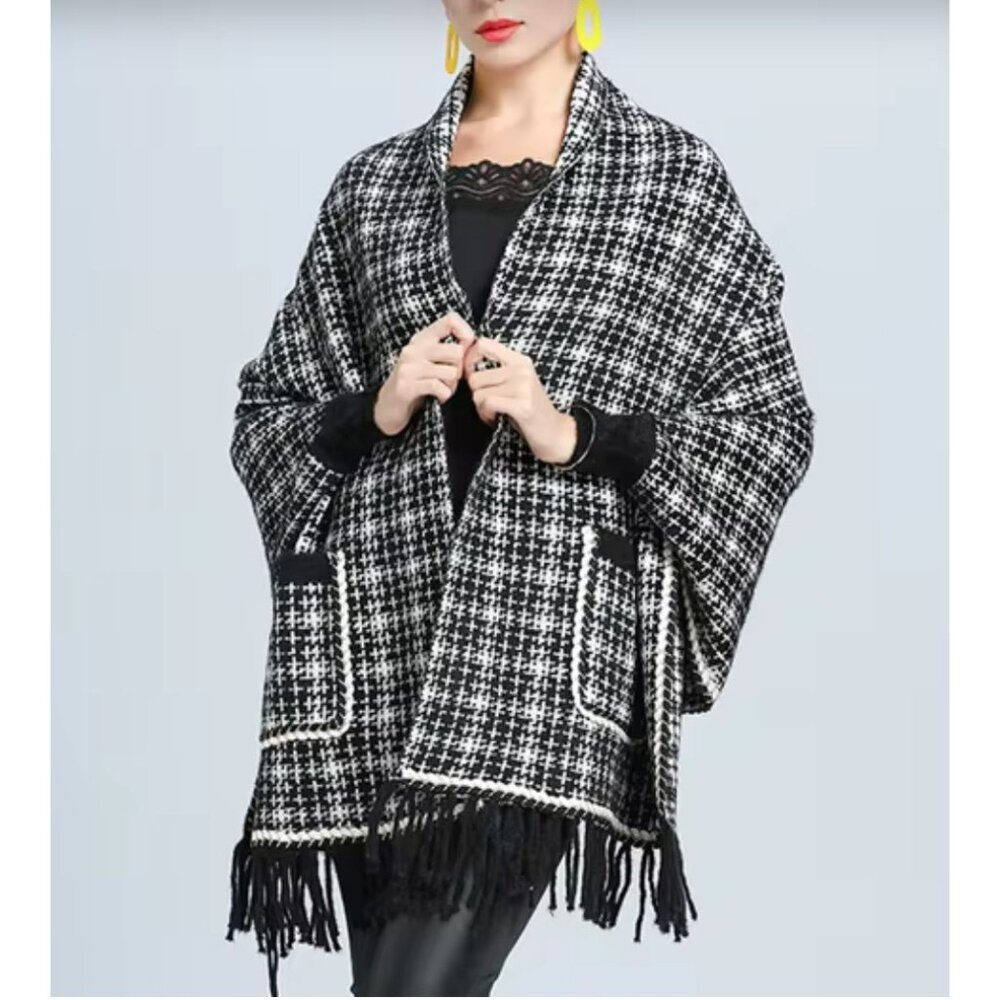 NWT Women's Cardigan Batwing Sleeves Poncho With Pocket Black White Size M